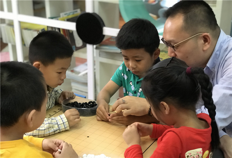 大一班助教活动照片（学五子棋）IMG_7572_副本.jpg