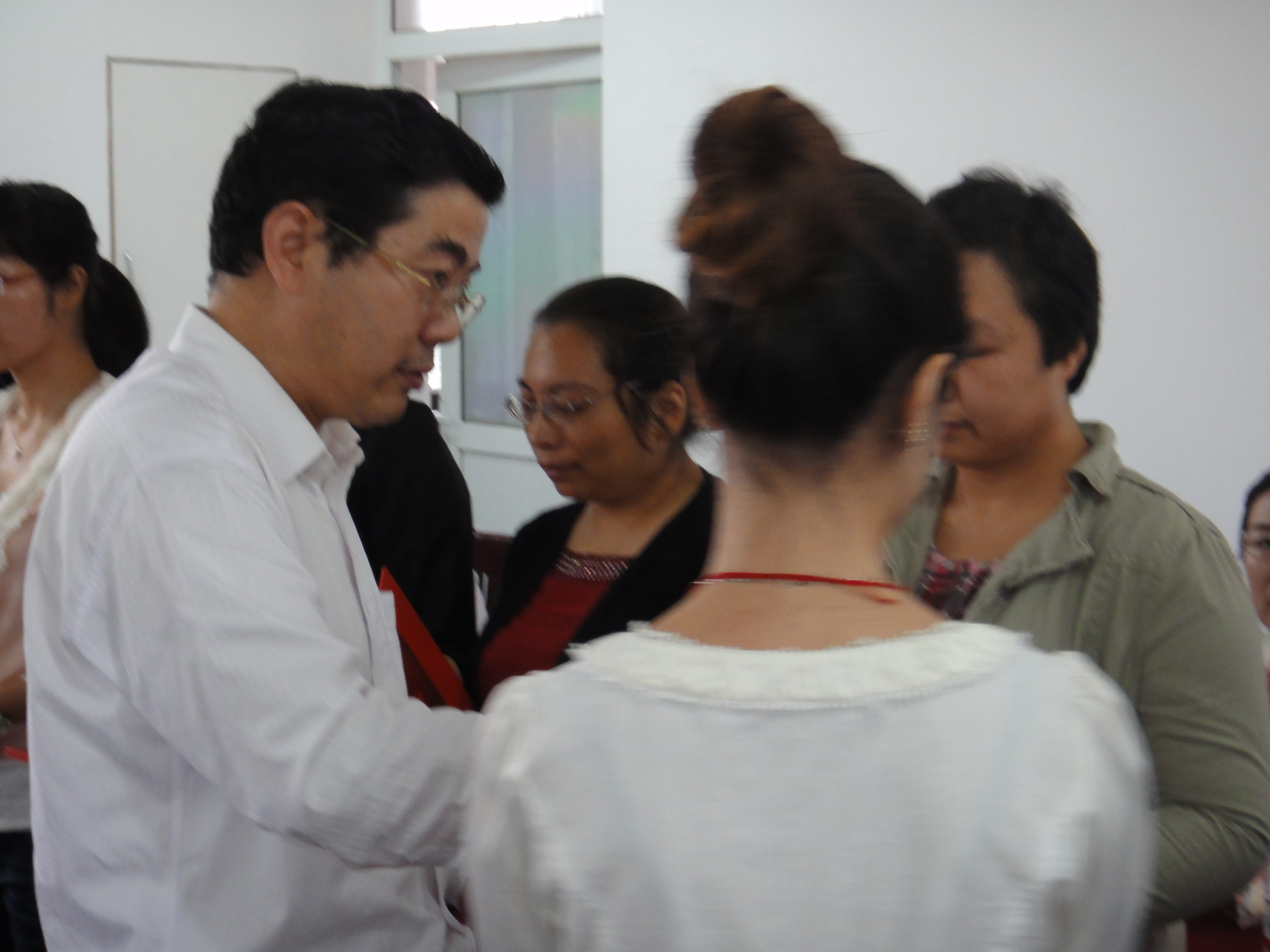 新城管管会党委书记缪和平为协理员颁发聘书