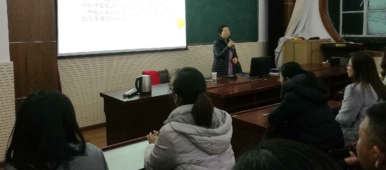 海山小学邀请信息中心俞赛红主任作家长学校专题讲座.jpg